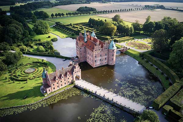 Luftfoto af Egeskov Slot Fyn