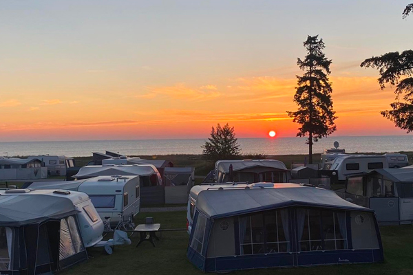 Aftenstemning på Nyborg Strandcamping solen går ned over storebælt